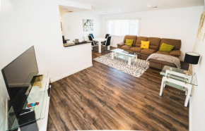 Chic 1-Bedroom with Dinning area in Central Location Close to Downtown with Free Parking